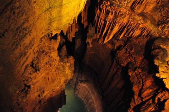 Pequeno lago criado artificialmente dentro da Mammoth Cave, Parque Nacional no Kentucky, Estados Unidos